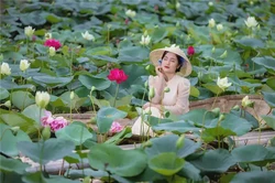 愁眉思慮暫時開,啟出雲霄喜自來